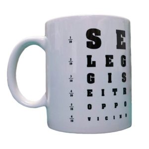 tazza divertente se leggi sei troppo vicino
