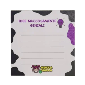 Blocchetto To Muuu Idee muccosamente geniali 🐮💜💡 Per quelle idee che arrivano all'improvviso e meritano di essere scritte prima che decidano di sparire nel nulla. 💡✨ Il Blocchetto To Muuu Idee muccosamente geniali è pensato per raccogliere idee, intuizioni, progetti e pensieri creativi ogni volta che ti viene in mente qualcosa che vuoi sviluppare o semplicemente non vuoi perdere. Con il suo formato di circa 9 × 9 cm, è piccolo e comodo da tenere sulla scrivania, accanto al computer, sul comodino o dove di solito arrivano le idee migliori. 📝🐮 La grafica è caratterizzata dalla bordatura con macchie da mucca pezzata, mentre la macchietta viola identifica questo tema e riprende una parte della scritta e il suo simbolo: una lampadina. 💜💡 Ogni colore della serie To Muuu ha così il suo argomento e il suo carattere. I 50 fogli rigati in carta da 80 grammi offrono spazio per annotare idee e appunti, dalle intuizioni appena abbozzate ai progetti che vuoi sviluppare con calma. Il cartoncino di fondo rende il blocchetto più stabile mentre scrivi, mentre la colla in testa permette di staccare facilmente i fogli una volta utilizzati. 📄✨ Puoi usarlo per segnare un'idea per un progetto, una soluzione che ti è appena venuta in mente, un nome, una frase, uno spunto creativo o qualsiasi intuizione vuoi ricordare. Perché una buona idea può arrivare in un secondo, ma ritrovarla dopo qualche giorno senza averla scritta è tutta un'altra storia. 😄💡 🐮 Serie: Blocchetto To Muuu 💜 Tema: Idee muccosamente geniali 🎨 Colore distintivo: viola 💡 Simbolo: lampadina 🐄 Design: bordatura con macchie da mucca pezzata 📝 Interno: fogli rigati per idee e appunti 📄 Fogli: 50 📃 Carta: 80 g 📐 Formato: circa 9 × 9 cm 📋 Fondo: cartoncino ✨ Rilegatura: colla in testa Una lampadina viola sempre pronta ad accendersi: tu pensa all'idea, al resto ci pensa il To Muuu. 🐮💜💡